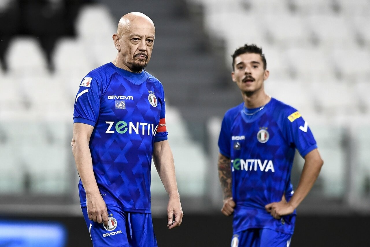 Ca si Italy tro thanh cau thu bong da o tuoi 64 anh 1