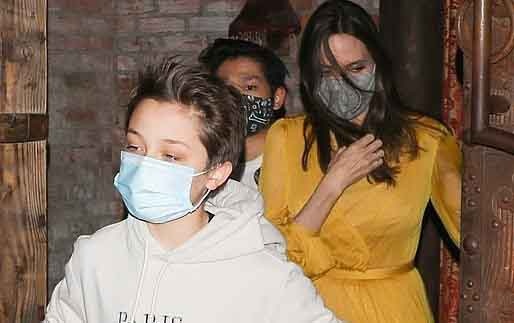 Angelina Jolie ben 6 nguoi con hinh anh