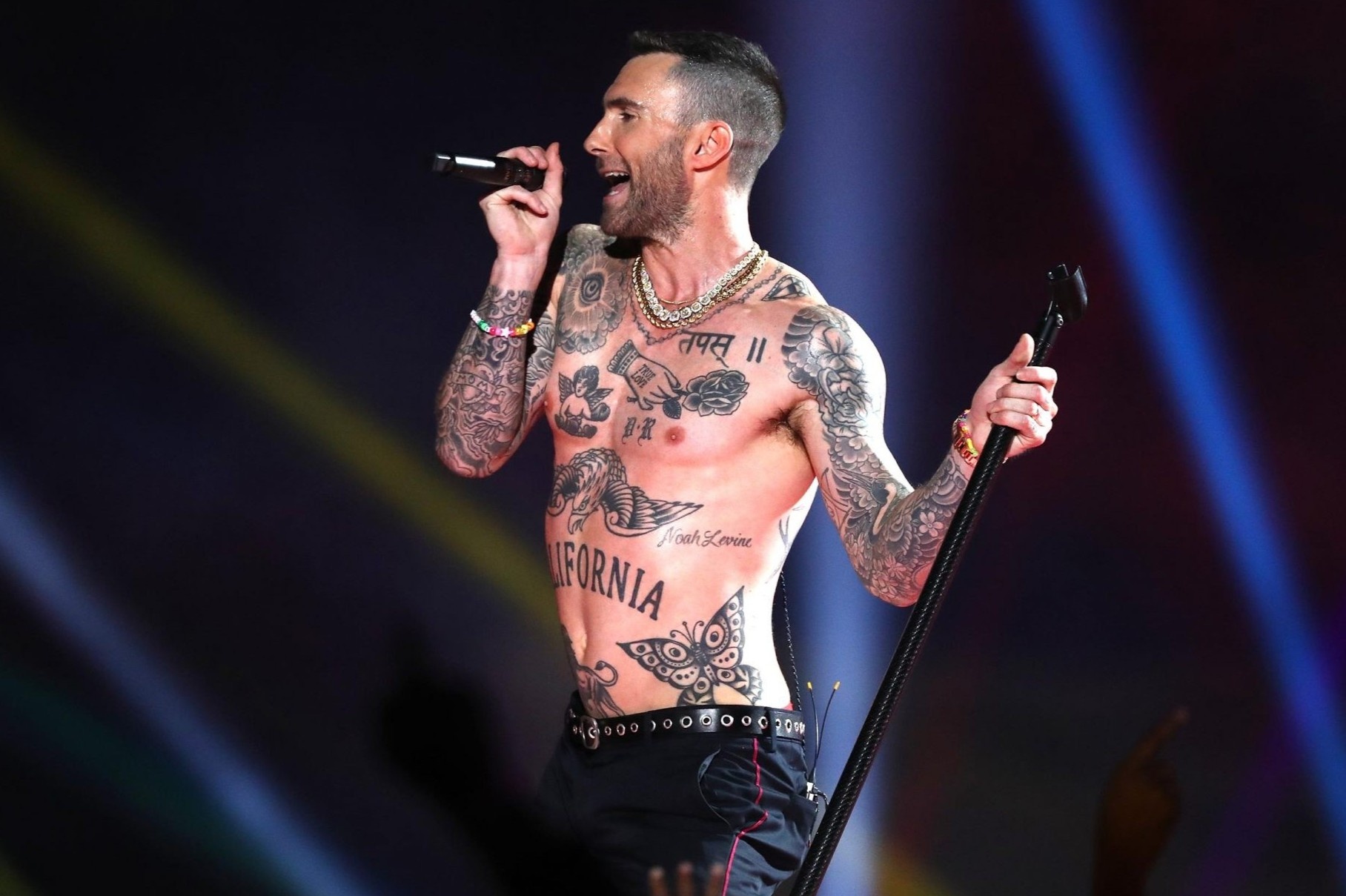 Nguoi mau noi y khien Adam Levine ngung noi loan nhu the nao? hinh anh