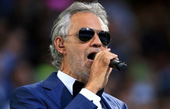 Danh ca khiem thi hat khai mac Euro 2020 hinh anh