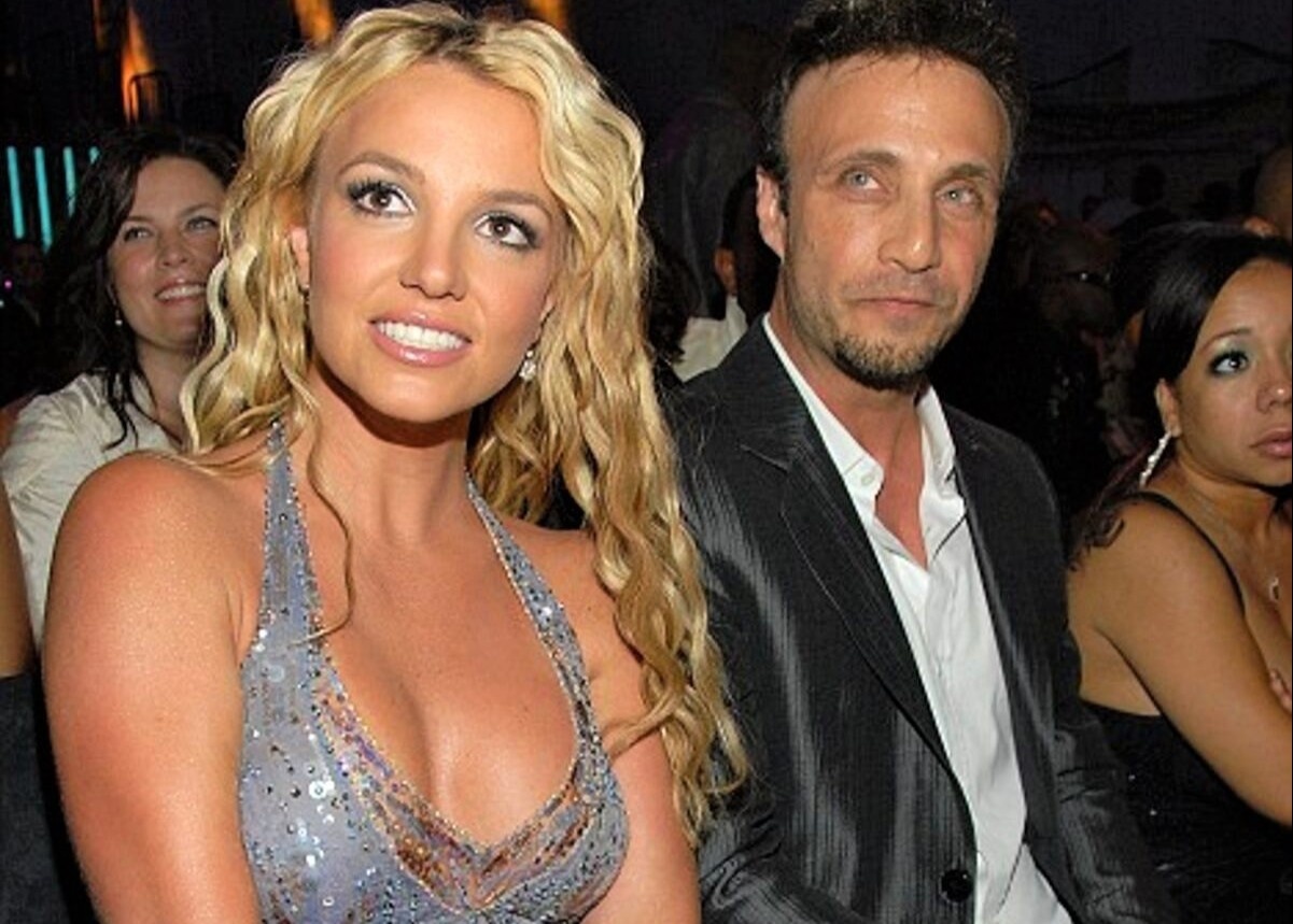 Nhan vat dung sau thanh bai cua nghe si hinh anh