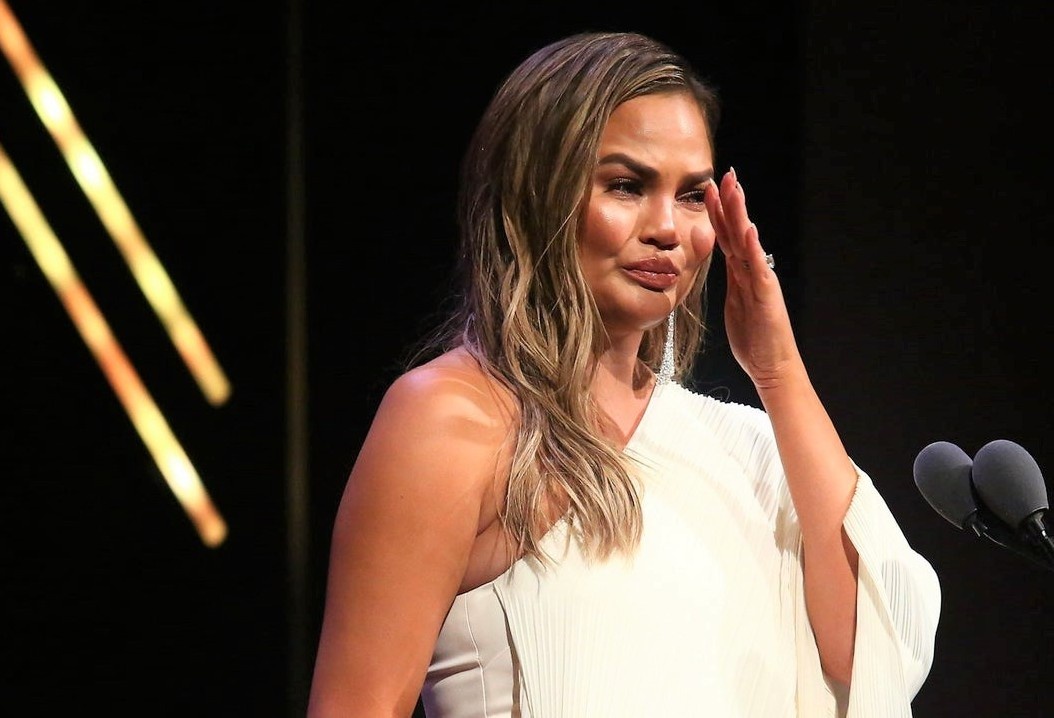 Sieu mau Chrissy Teigen bi chi trich dao duc gia hinh anh