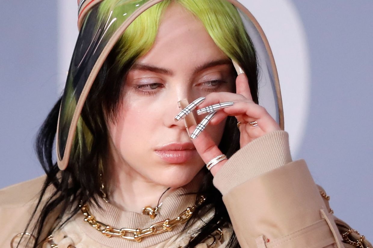 Billie Eilish xuc pham nguoi chau A anh 1
