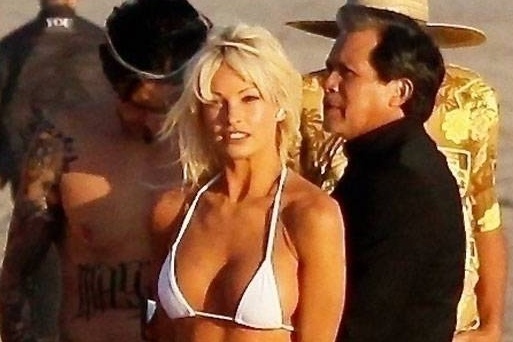 Lily James mang nguc gia de dong phim ve Pamela Anderson hinh anh