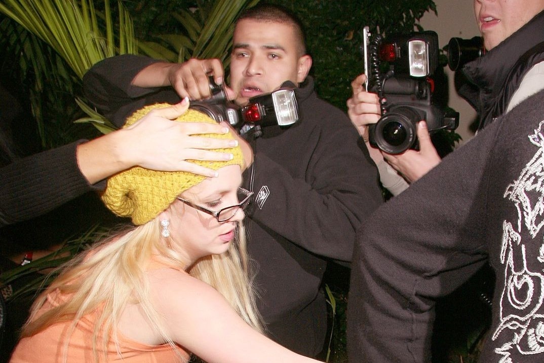 Britney Spears tiep tuc bi paparazzi deo bam sau phien toa chan dong hinh anh
