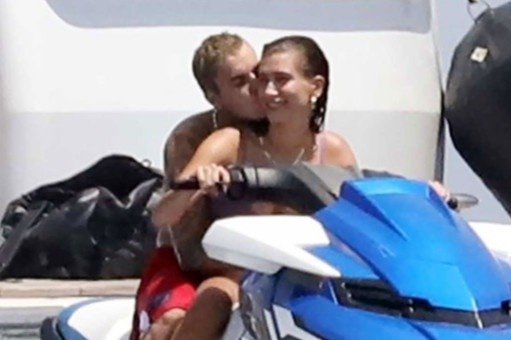 Vo chong Justin Bieber lai moto nuoc, lan bien o Hy Lap hinh anh