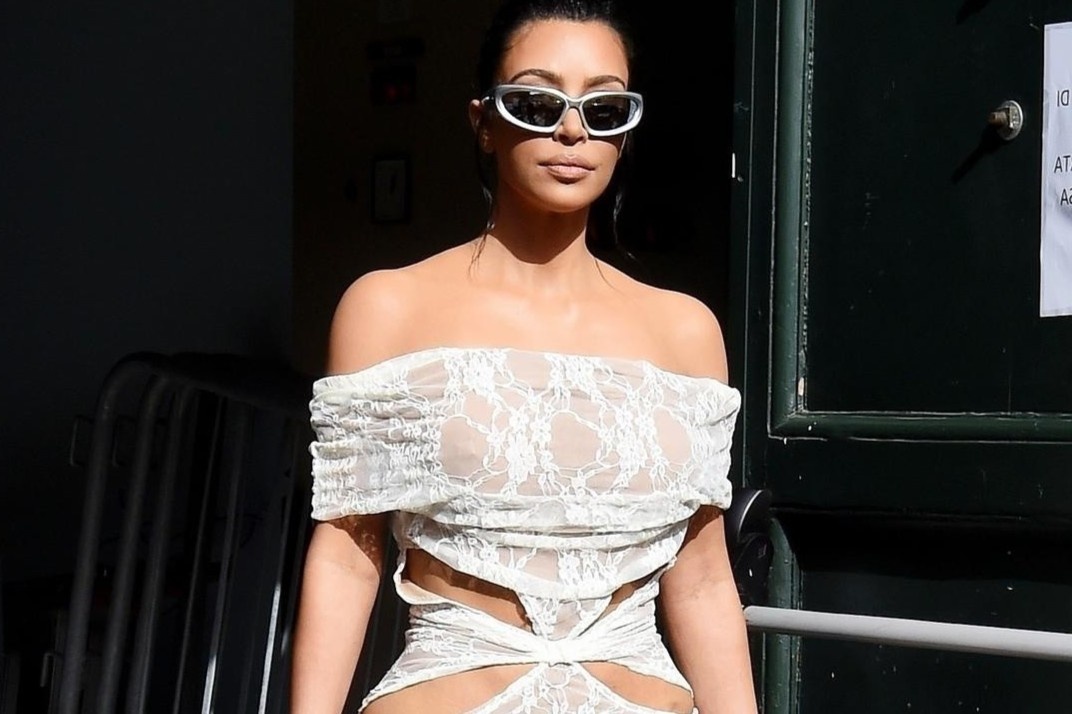 Kim Kardashian len tieng ve bo vay phan cam o Vatican hinh anh