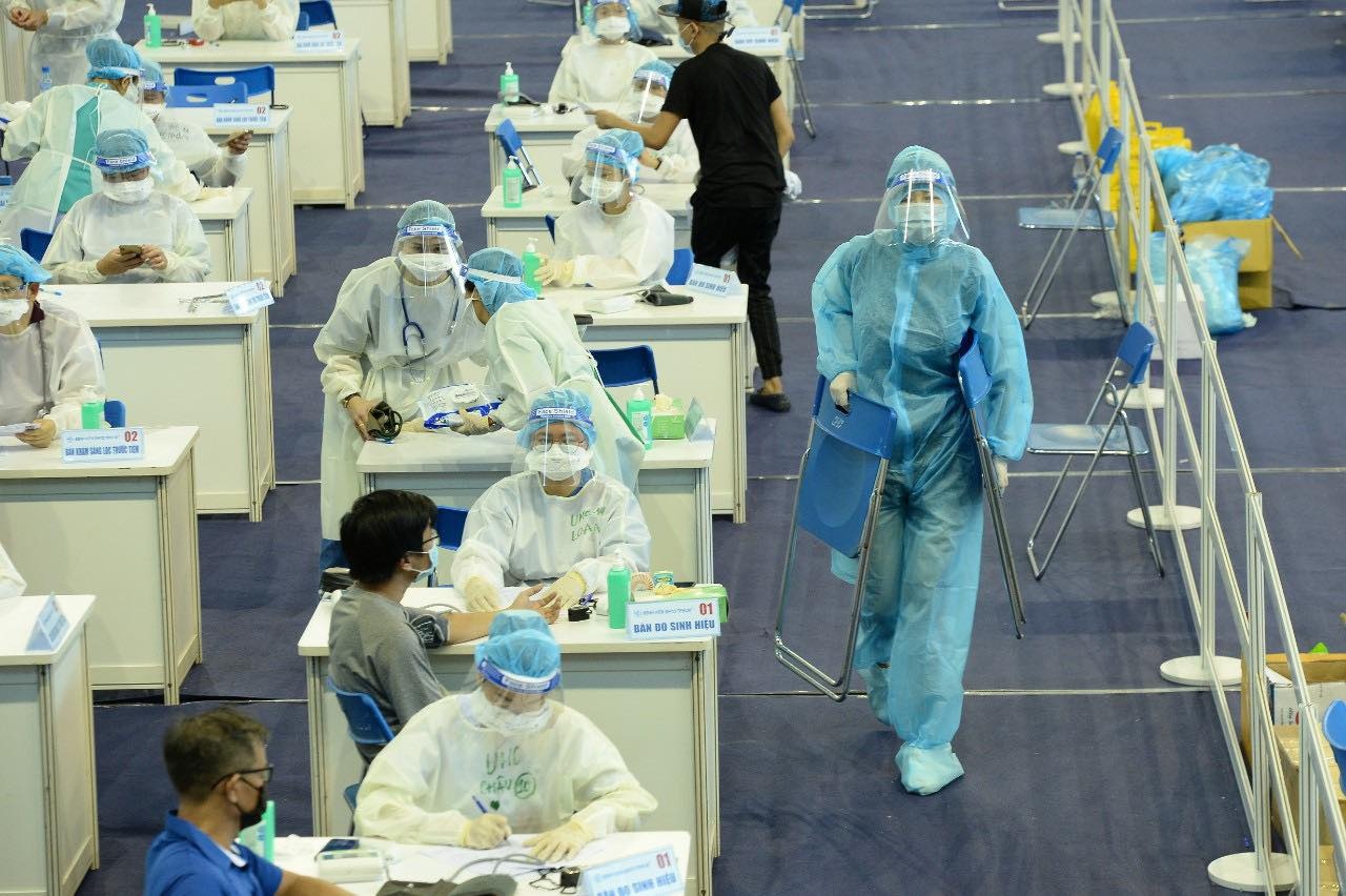 hoa hau lam tinh nguyen vien chong dich anh 9