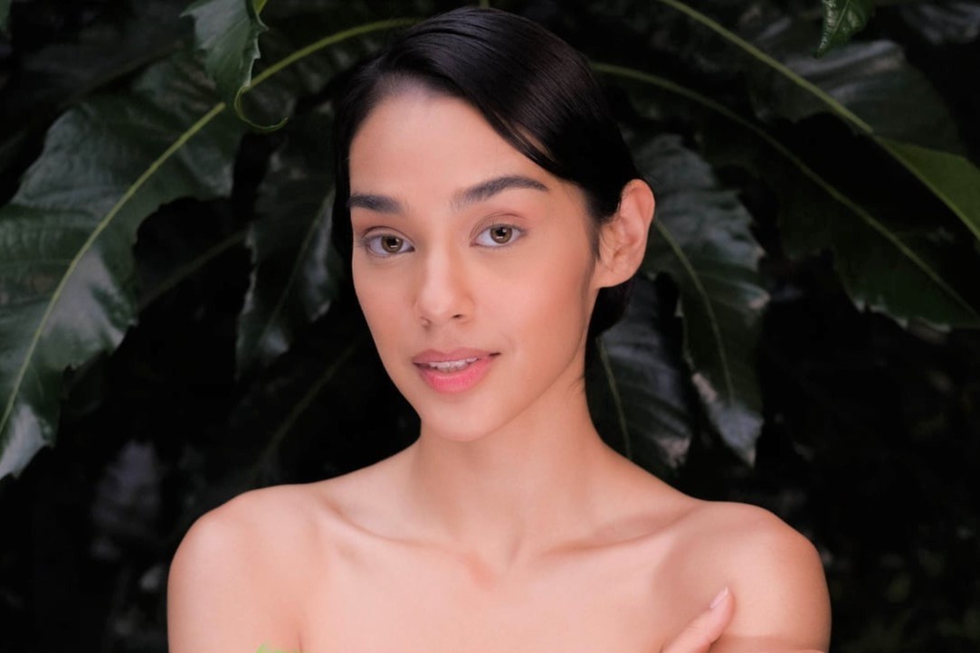 Thi sinh Hoa hau Trai Dat Philippines trang diem khi thi mat moc hinh anh