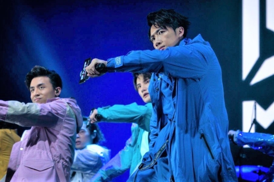 Vi sao dan ong Hong Kong ngan 12 thanh vien Mirror? hinh anh