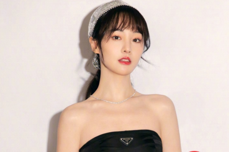 Mat trai cua su hop tac giua nghe si Trung Quoc va nhan hang hinh anh