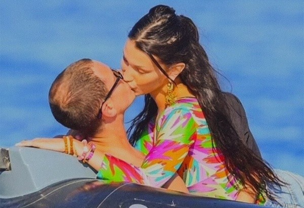 Bella Hadid than mat ben ban trai sau mot ngay cong khai yeu hinh anh