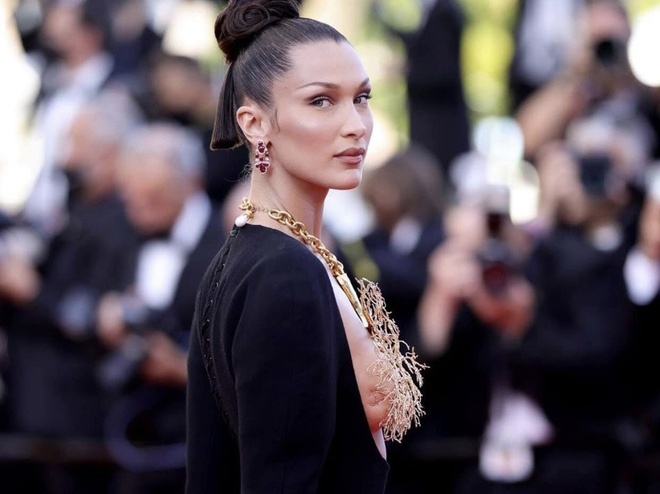 Bella Hadid che nguc bang trang suc vang tren tham do LHP Cannes hinh anh