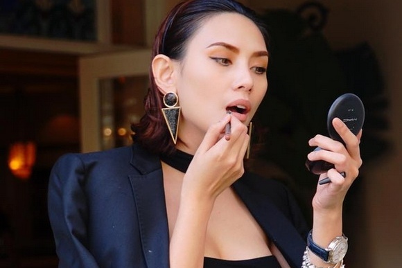 Vo Hoang Yen ky niem 3 nam yeu ban trai o My hinh anh