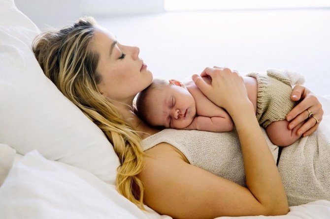 amber heard sinh con dau long anh 3