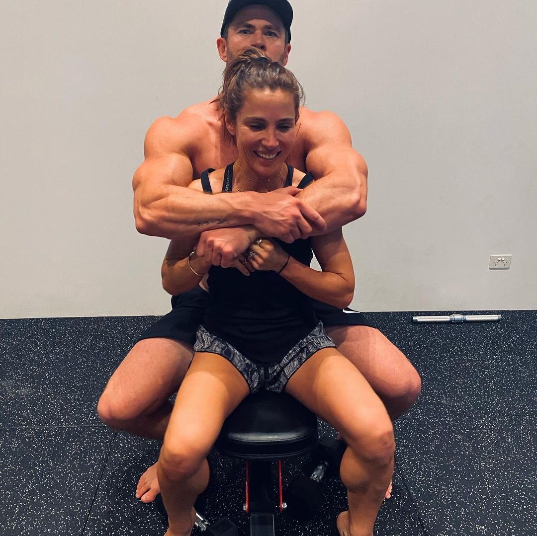 Chris Hemsworth dang anh om vo ngay sinh nhat anh 1