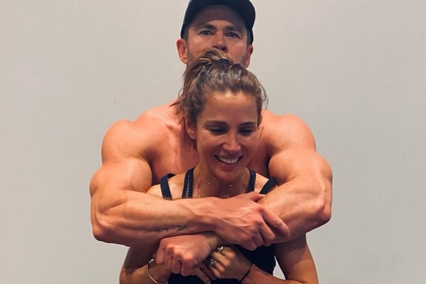 Chris Hemsworth dang anh om vo ngay sinh nhat hinh anh