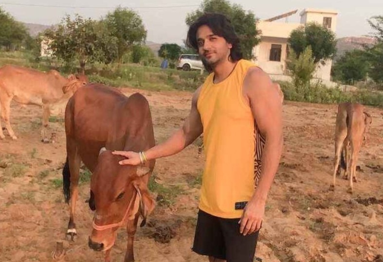 Dien vien An Do ve que chan bo hinh anh