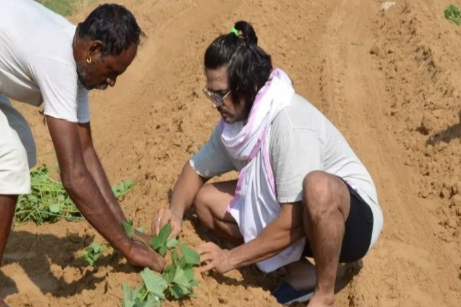 Nghe si An Do ve que chan bo, ban rau vi dich benh hinh anh