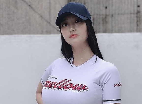 Mau ngoai co goc Han dau tien chup anh bia cho Maxim hinh anh