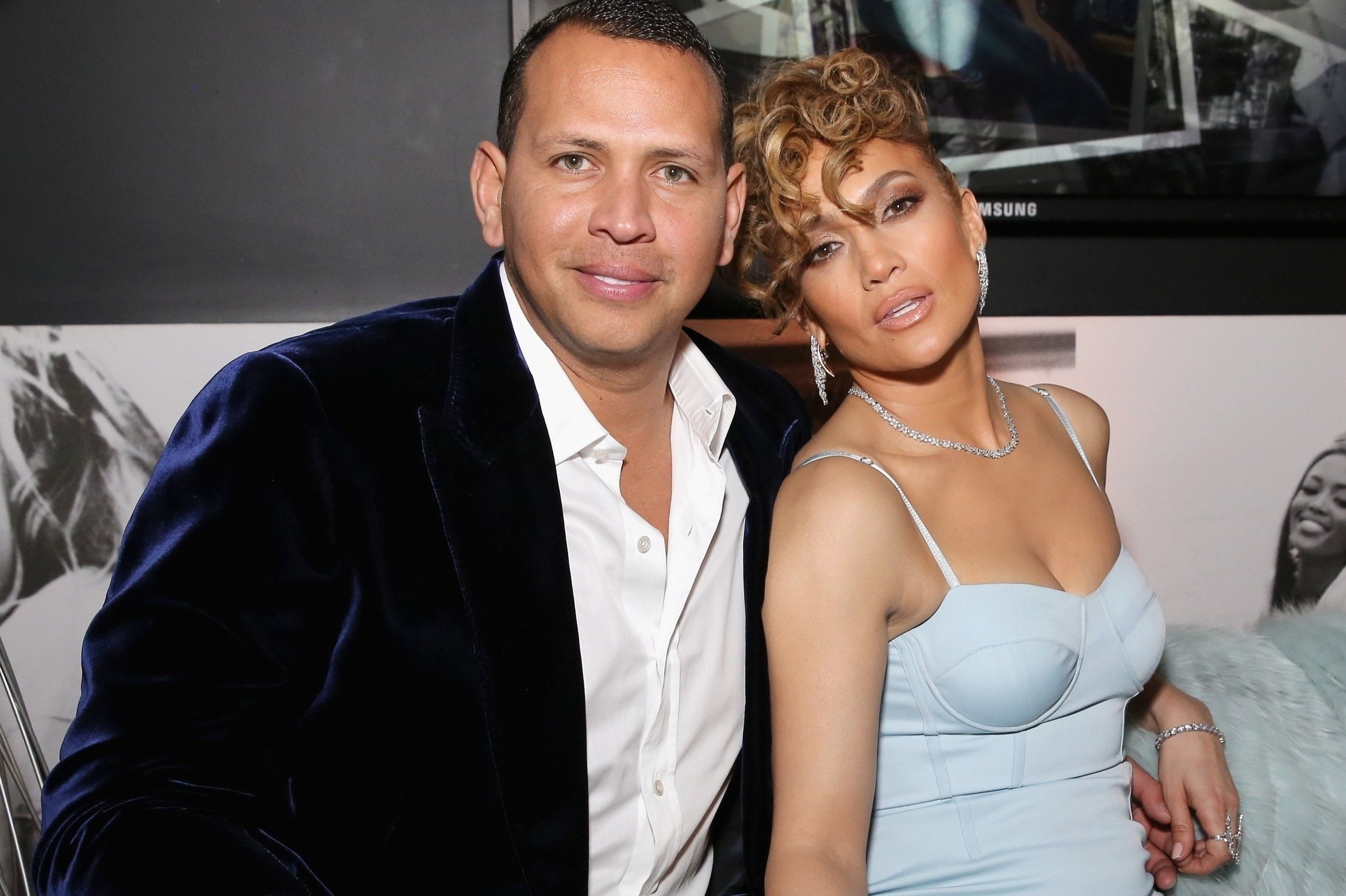 Tinh cu lai moto nuoc den gan du thuyen cua Jennifer Lopez hinh anh