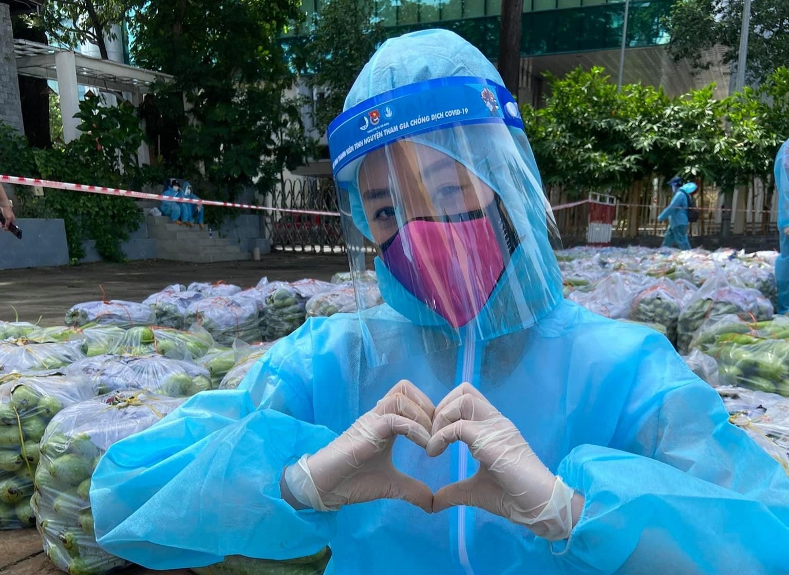 Hoa hau Khanh Van ngau hung hat 'Ca nuoc khong ua em' hinh anh