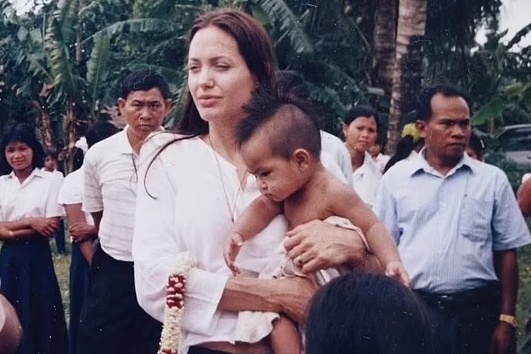 Dang sau viec Angelina Jolie nhan nuoi Maddox hinh anh