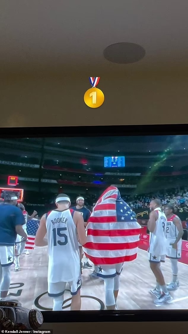 Kendall Jenner và Devin Booker ảnh 1 Kendall Jenner va Devin Booker anh 1