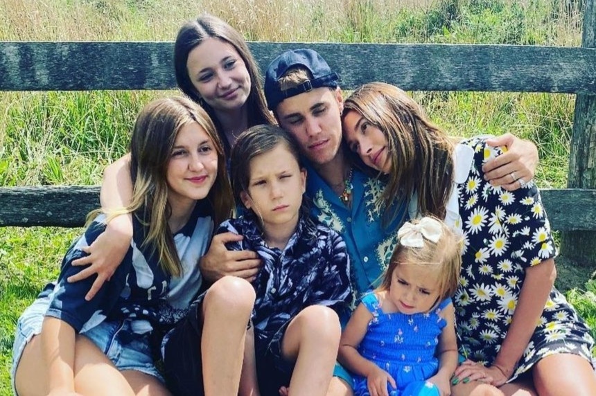 Ba nguoi em cung cha khac me cua Justin Bieber hinh anh