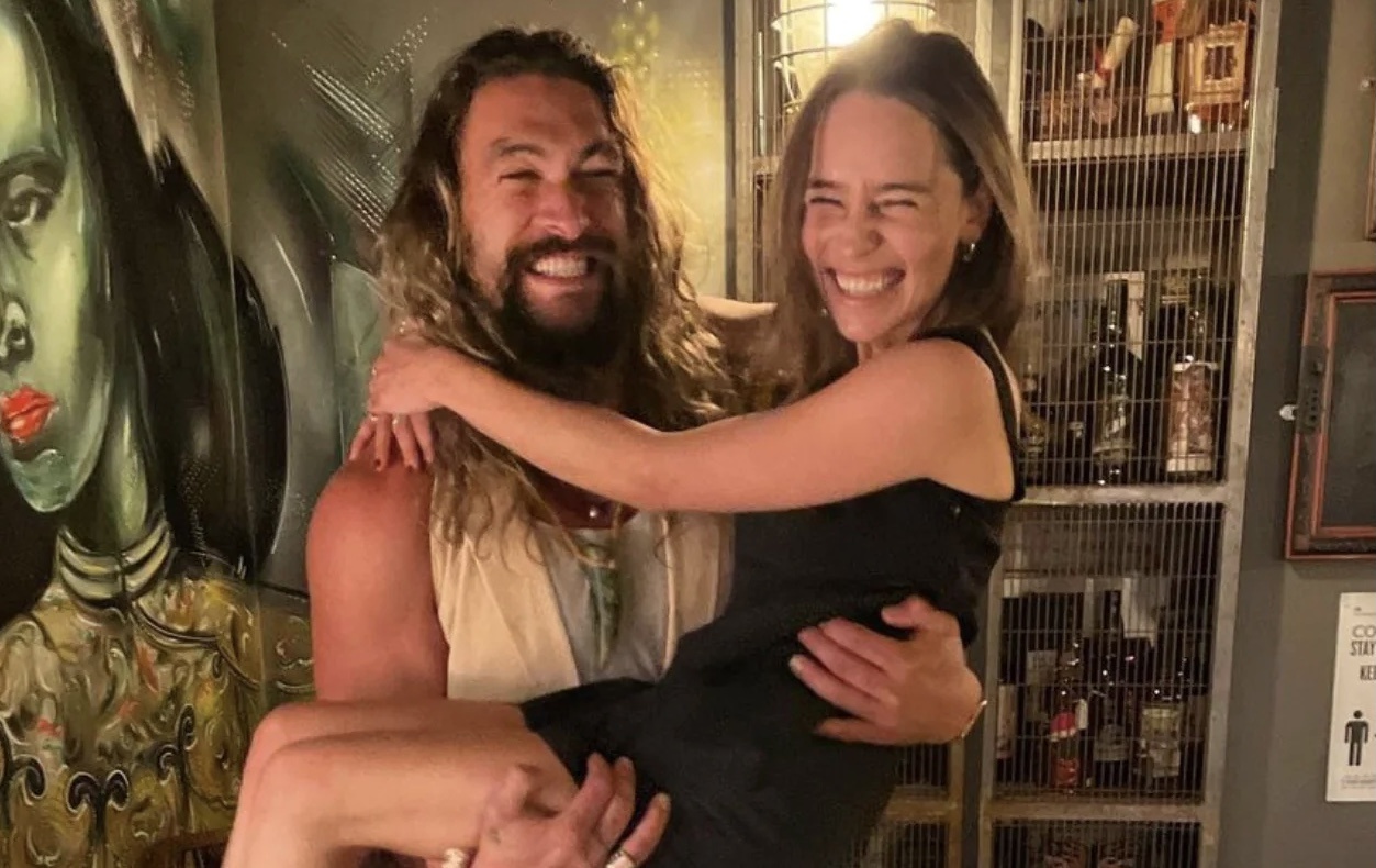 ‘Aquaman’ Jason Momoa va Emilia Clarke hoi ngo hinh anh