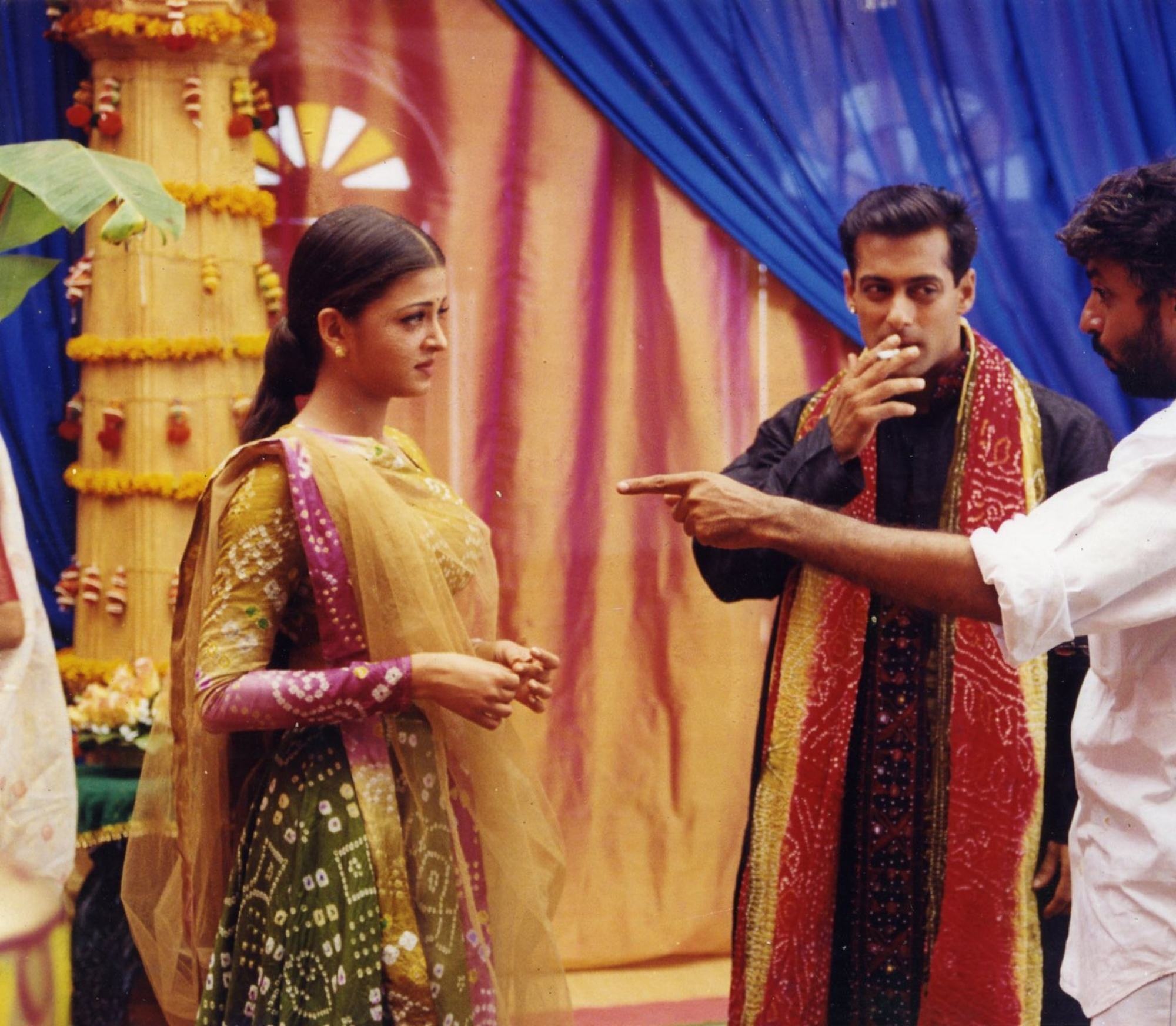 nhung vu chia tay on ao nhat bollywood anh 1