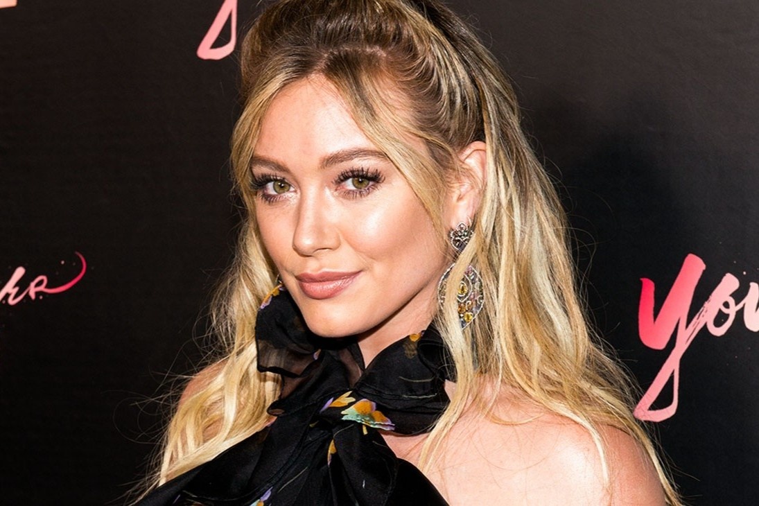 Hilary Duff mac Covid-19 tren truong quay hinh anh