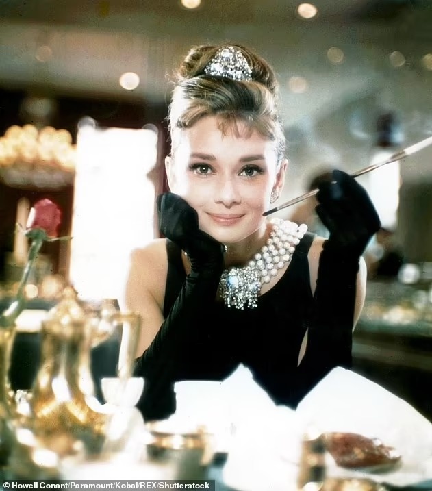 nu ca si deo trang suc 30 trieu USD anh 2