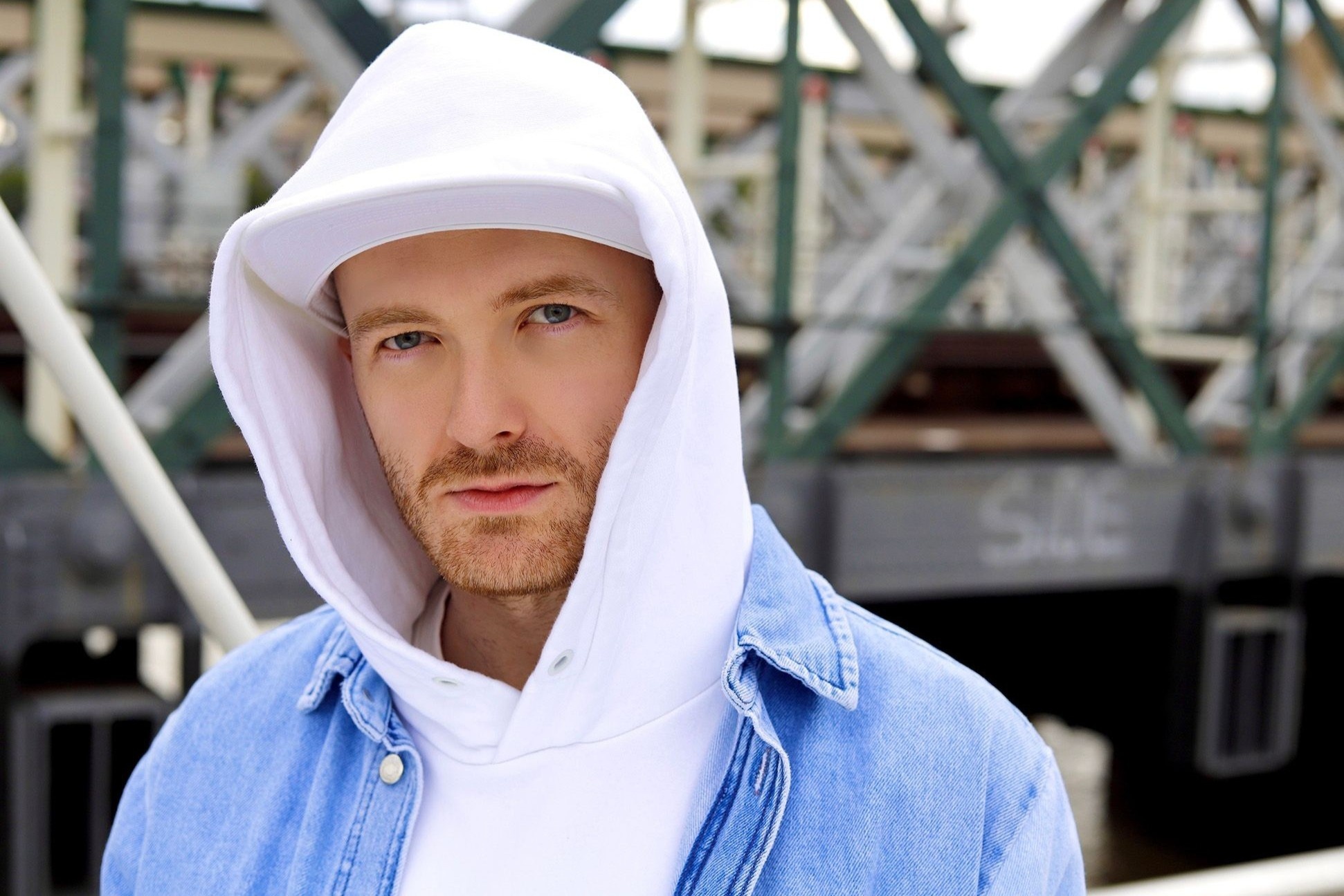 Dang sau canh dau kiem, cuoi ngua cua tai tu khiem thi hinh anh