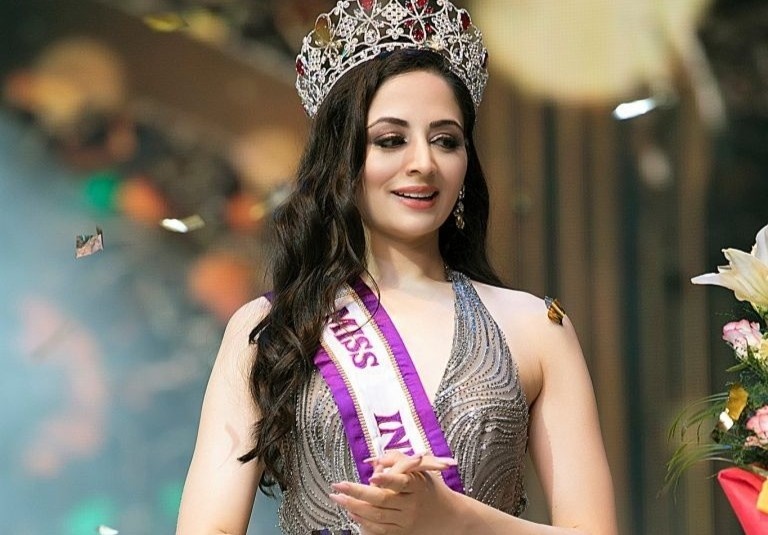 Dien vien 26 tuoi dang quang Hoa hau Quoc te An Do hinh anh