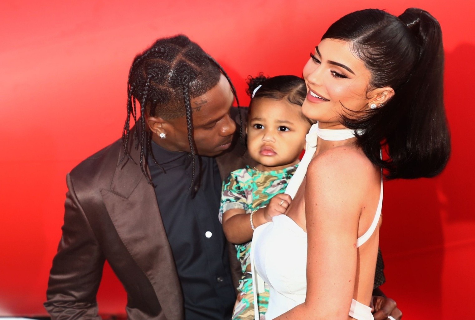 Con gai Kylie Jenner duoc cha tang xe bus hinh anh