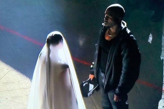 Kim Kardashian mac vay cuoi du show cua Kanye West hinh anh