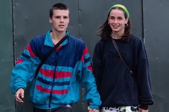 Cruz Beckham cong khai ban gai hinh anh