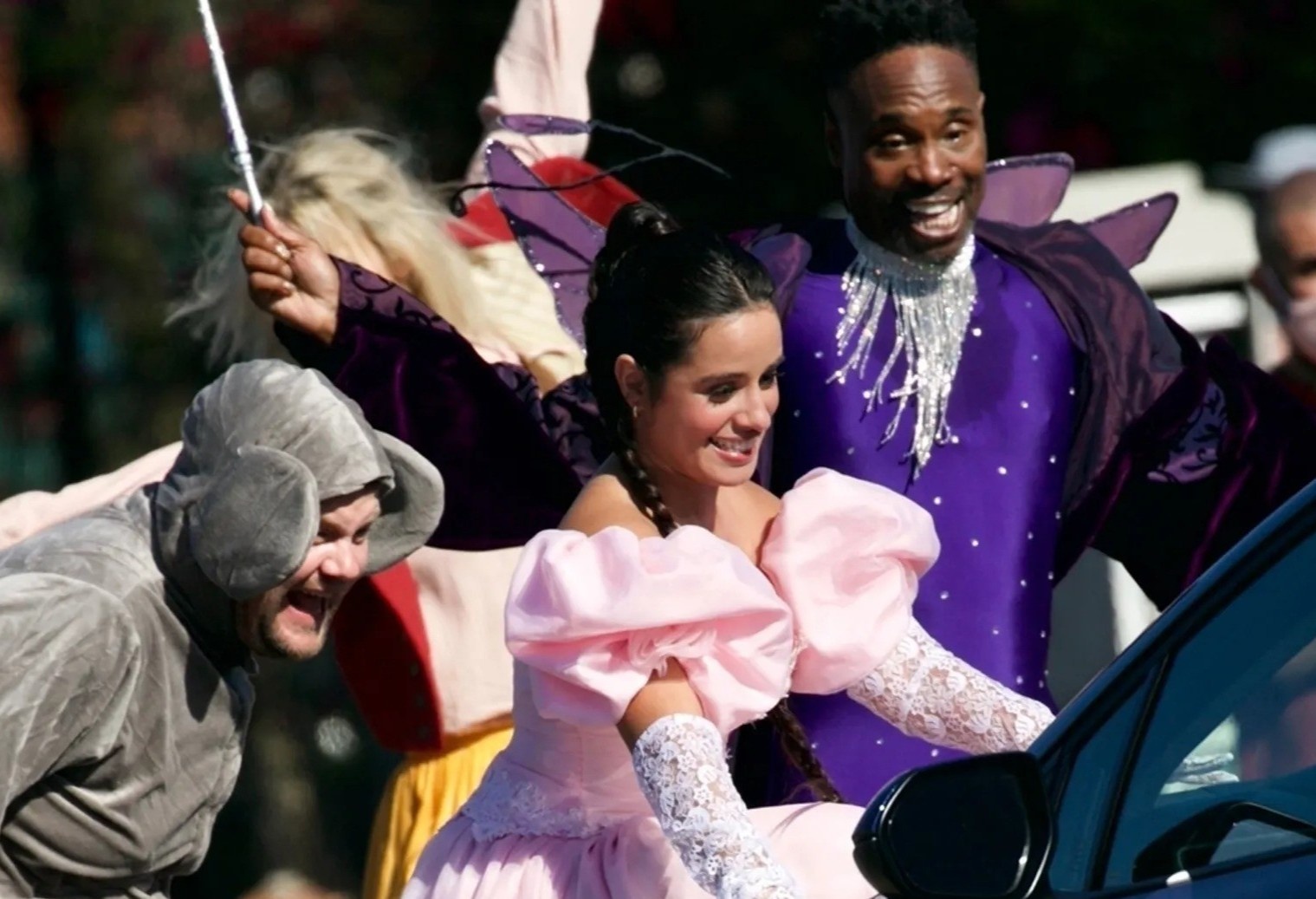 Dien vien 'Cinderella' can tro giao thong hinh anh