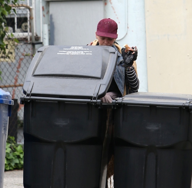 cuoc song ngheo kho cua anh trai angelina jolie anh 5
