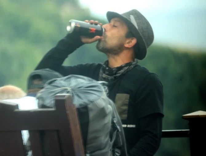 cuoc song ngheo kho cua anh trai angelina jolie anh 2