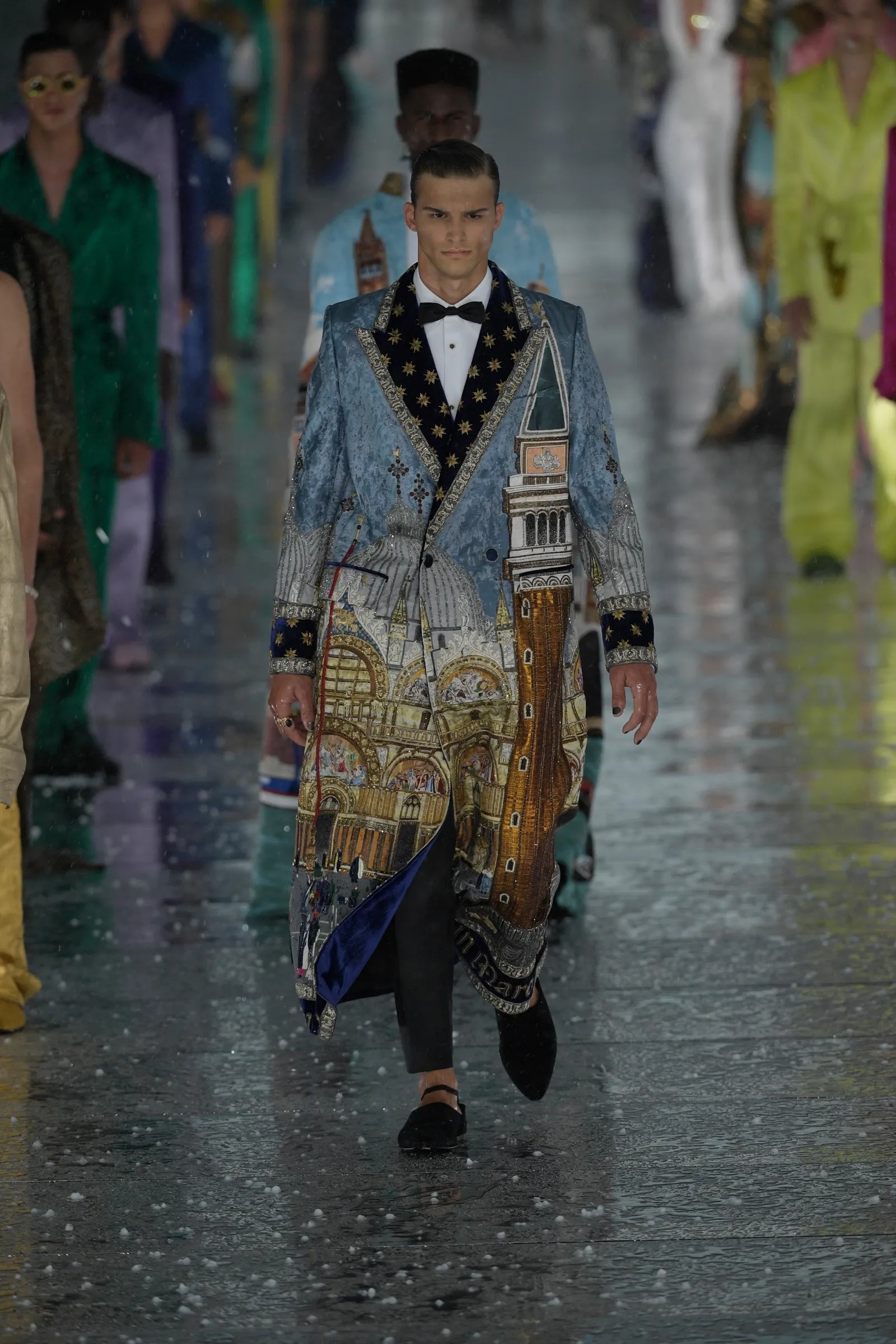 khách mời bỏ chạy vì mưa đá ảnh 5 khach moi bo chay vi mua da anh 5