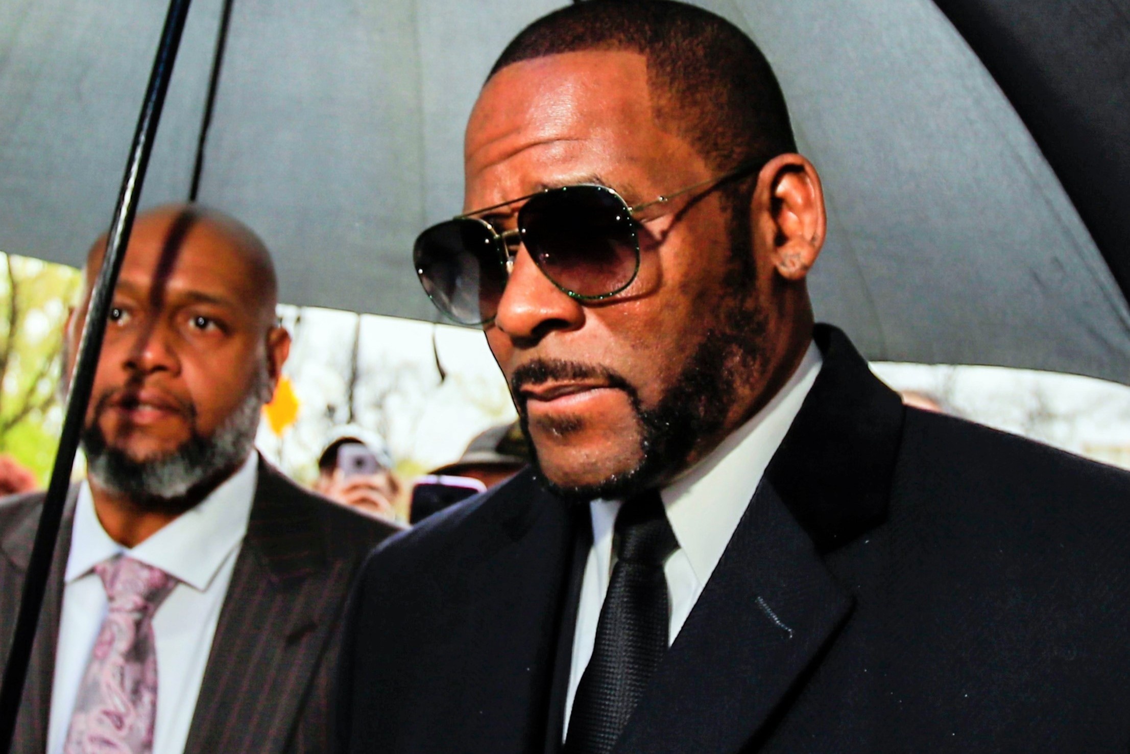 Ca si R. Kelly bi to tung lam dung tinh duc dong gioi hinh anh