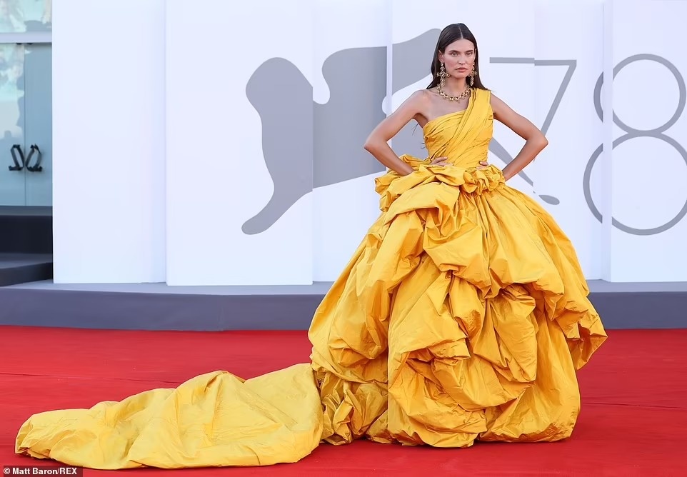 ban gai Ronaldo o Lien hoan phim Venice anh 17