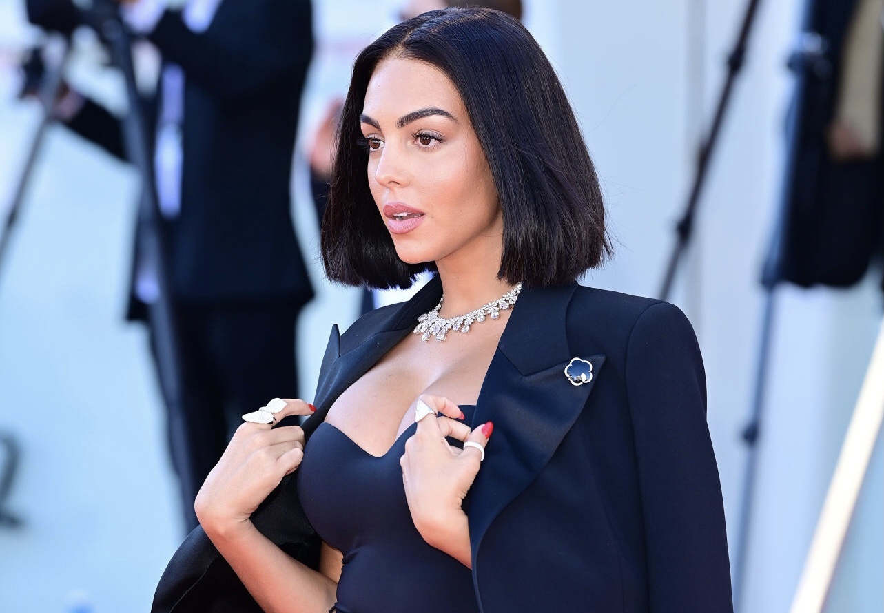 Ban gai Ronaldo dien goi cam tren tham do LHP Venice 2021 hinh anh