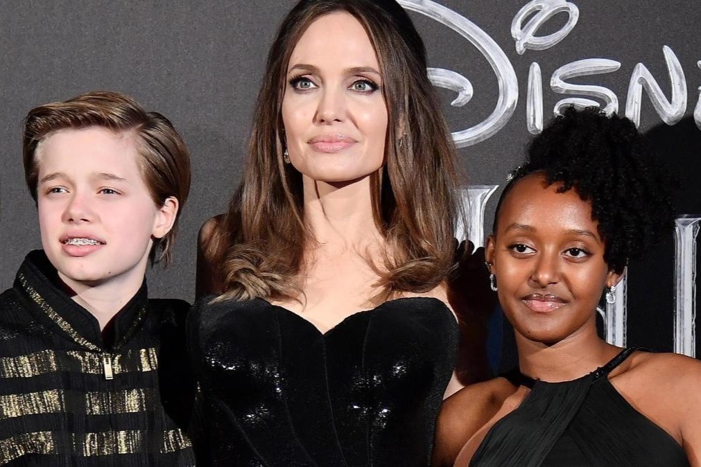 Angelina Jolie lo lang khi cac con o ben Brad Pitt hinh anh