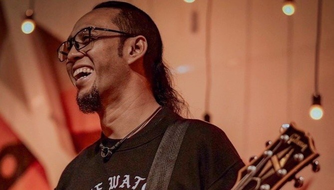 Nghe si Indonesia dot tu khi dang bieu dien hinh anh