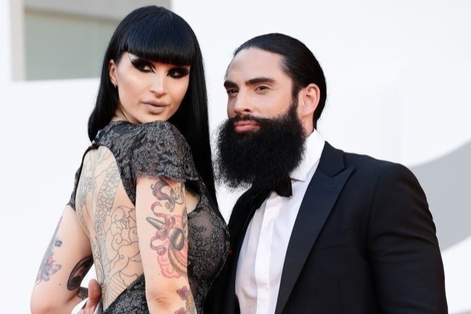 Sao nu xam kin nguoi tren tham do Lien hoan phim Venice hinh anh