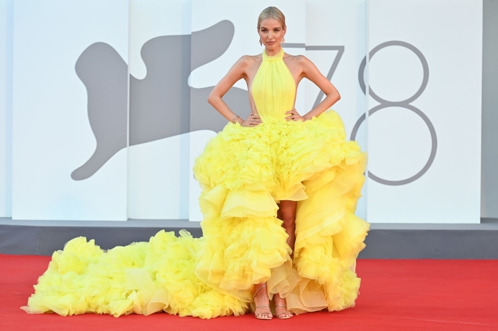 sao nu xam minh tren tham do anh 3