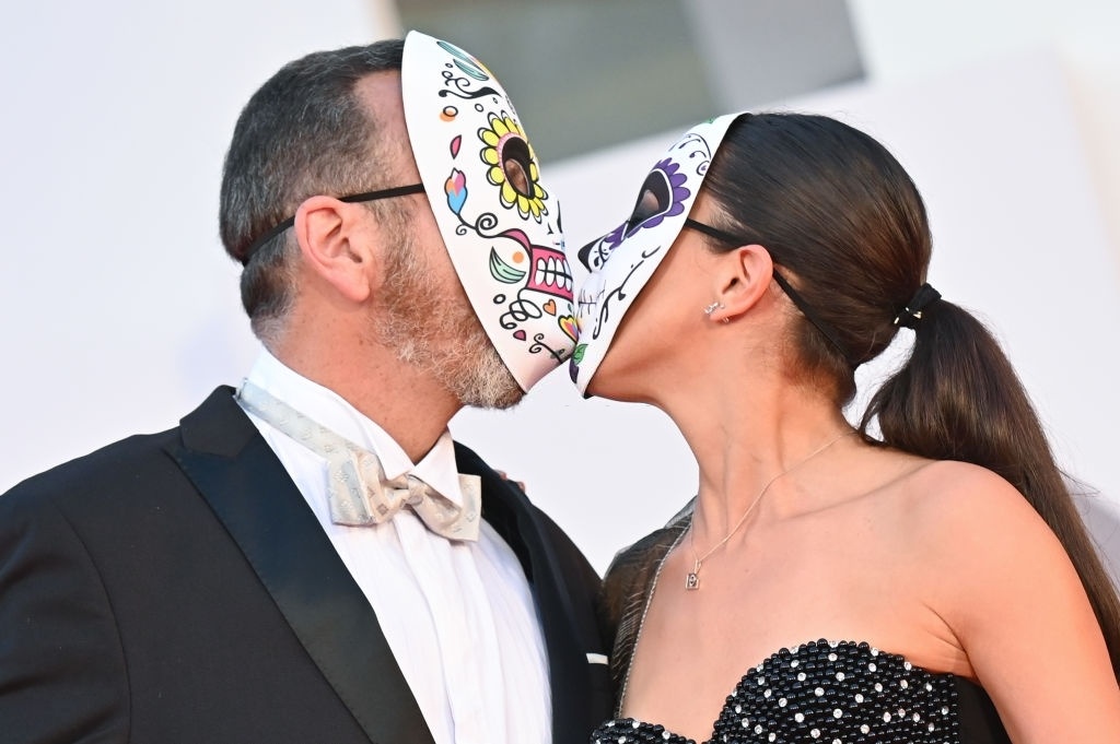 sao nu xam minh tren tham do anh 6